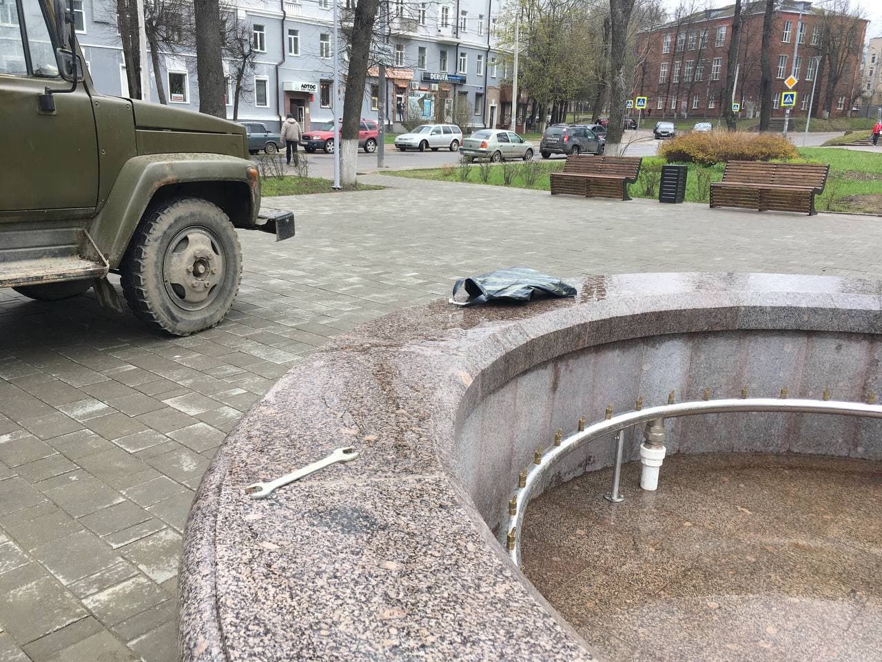 В Смоленске начали включать городские фонтаны