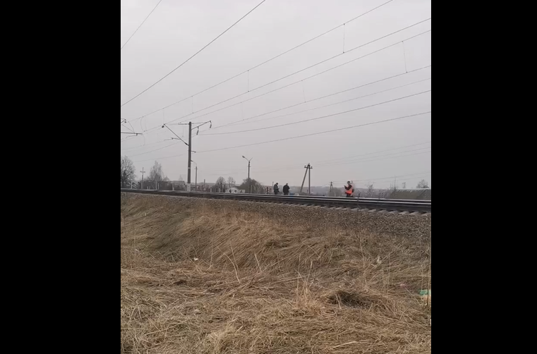 Смоленск адлер поезд 2024 год. Ярцево 13 апреля человека сбил поезд. Поезд сбил мужчину Смоленск 2021 год. Электричка сбила человека.