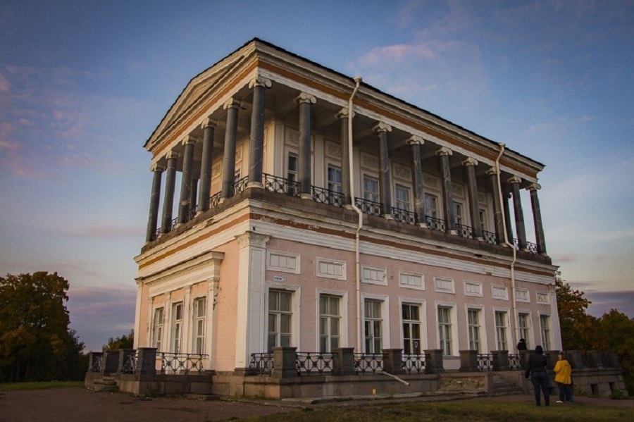 Прекрасные и покинутые: дворец Бельведер в Петергофе и Конюшенное ведомство в Петербурге продолжают стоять в запустении