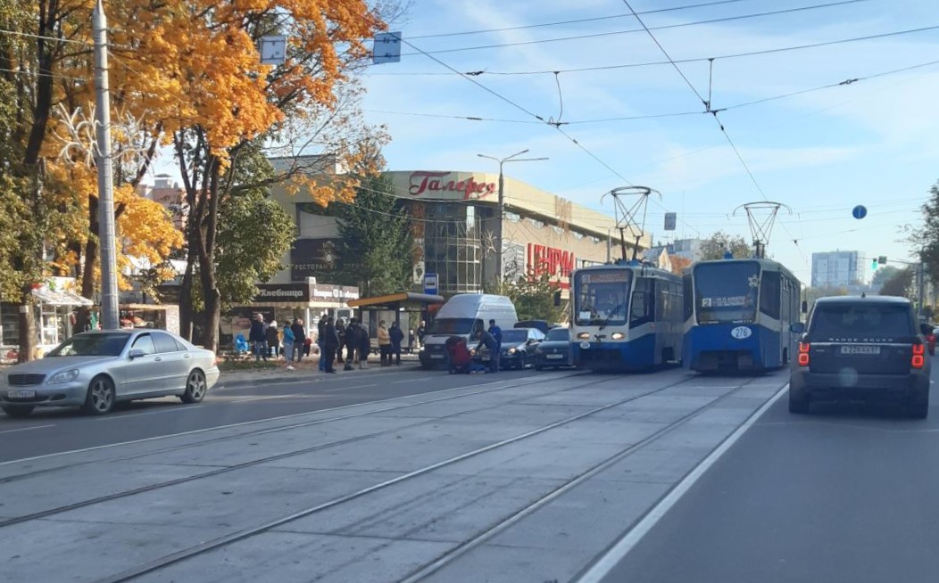 Перед трамвайной остановкой. Трамвай на остановке в Смоленске. Трамвай сбил женщину в Смоленске. Остановка Смоленская.