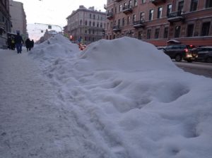 Васильевский остров Петербурга украшают сугробы от коммунальщиков