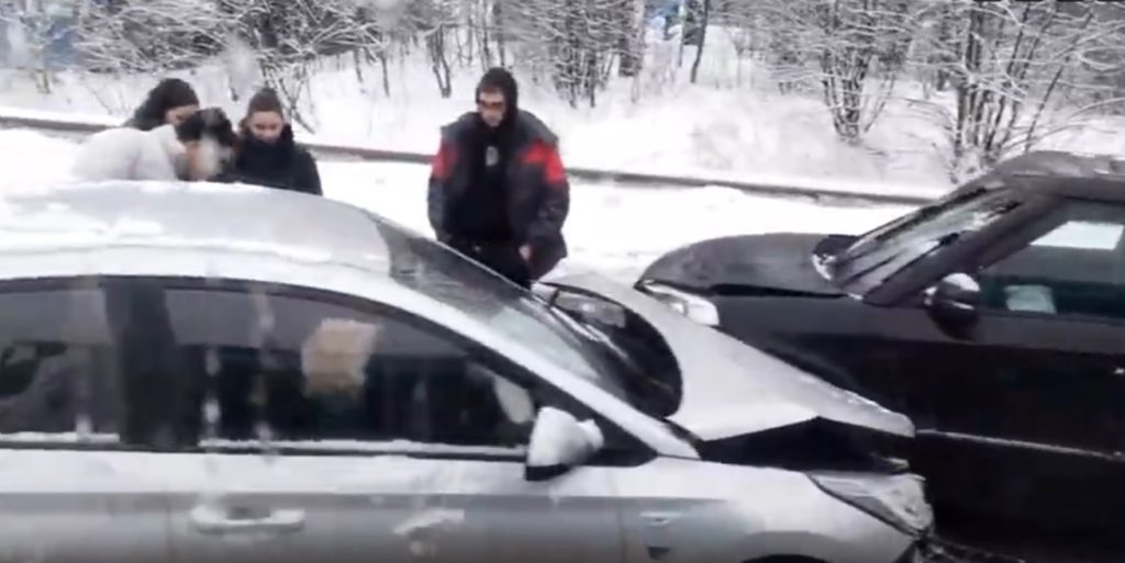 Снегопад спровоцировал десятки ДТП в Петербурге