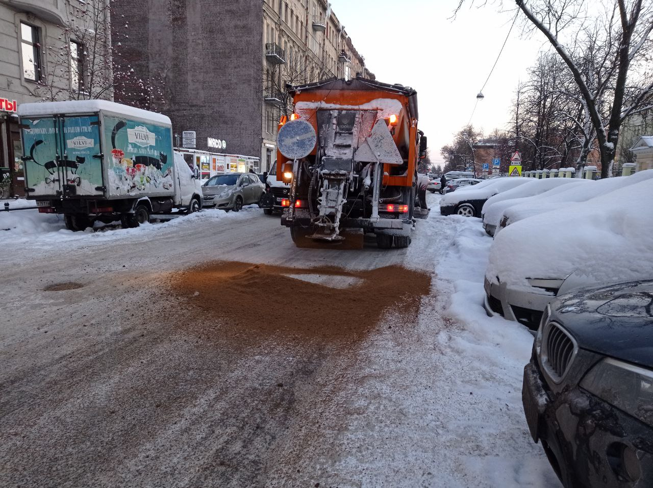 Почему коммунальные дорогие. Наледь на дороге. Васильевский остров гололед. Сугробы на Васильевском острове. Уборка снега на проезжей части.