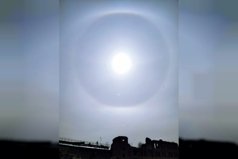 Лучи солнца сквозь облака. Свет с небес. Свет солнца. Вижу лучи на земле. Свет солнца.