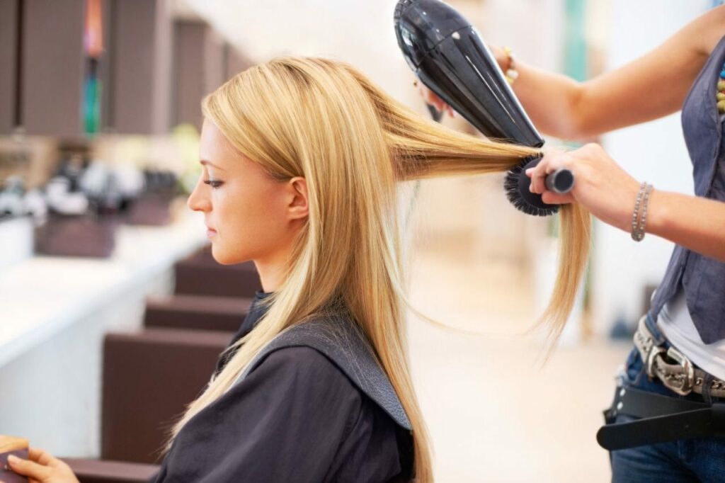 Смоленская студентка-парикмахер рассказала, как практика в салоне красоты помогла ей начать работать