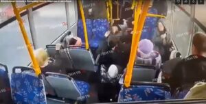 В очередном ДТП с участием «лазурного» автобуса в Петербурге пострадала 13-летняя девочка