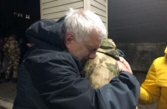 Освобожденные из плена защитники ЛНР прибыли в Луганск и встретились с близкими