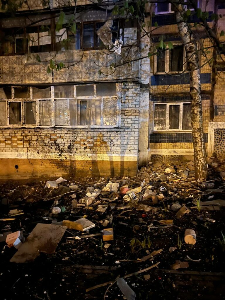 Первые фото с места взрыва в Белгороде: жителей пострадавших домов разместят в гостинице
