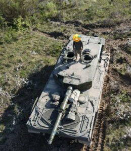 Украинские солдаты опубликовали фото танка Leopard 2A4 на передовой