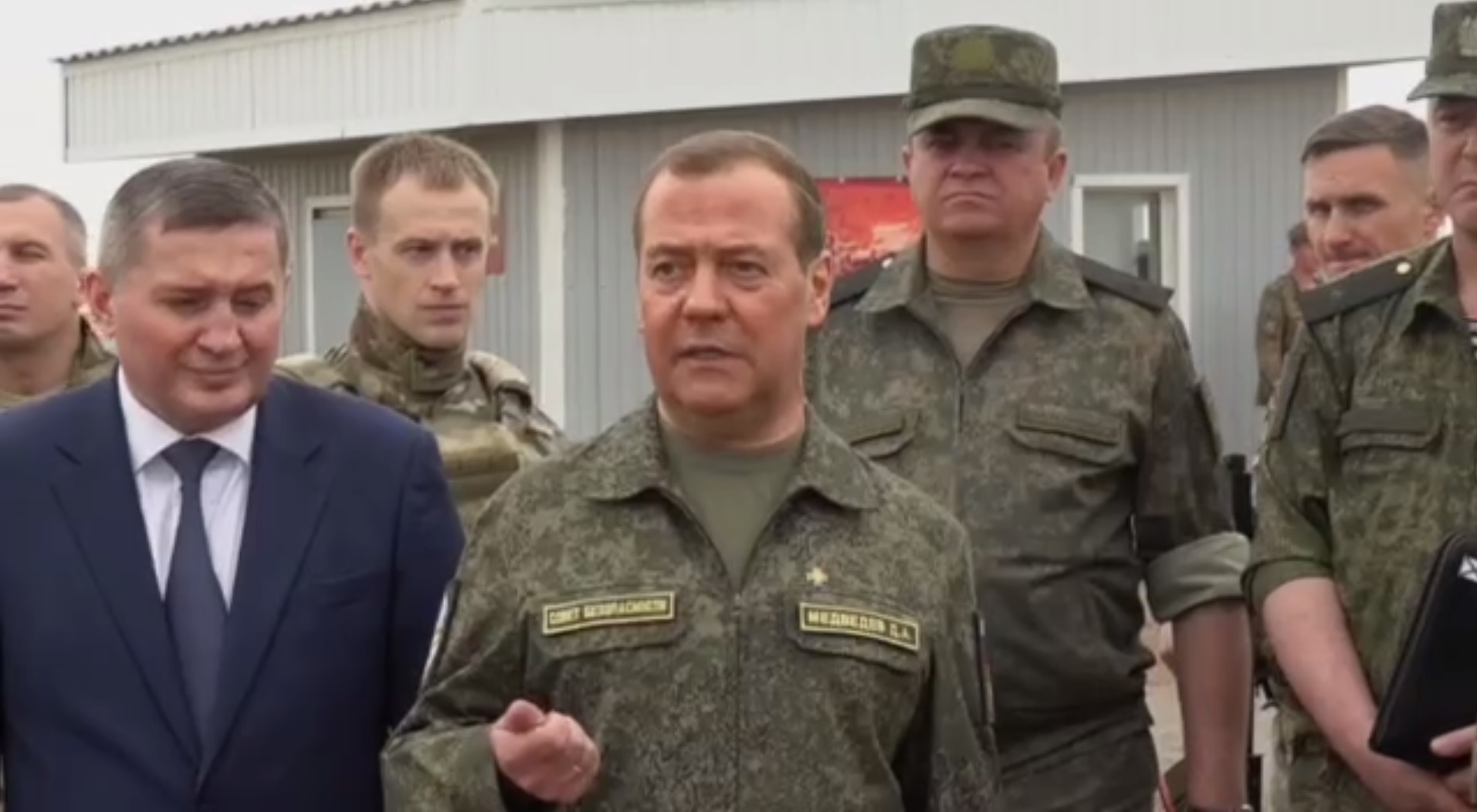 Дмитрий Медведев в военной форме ВС РФ