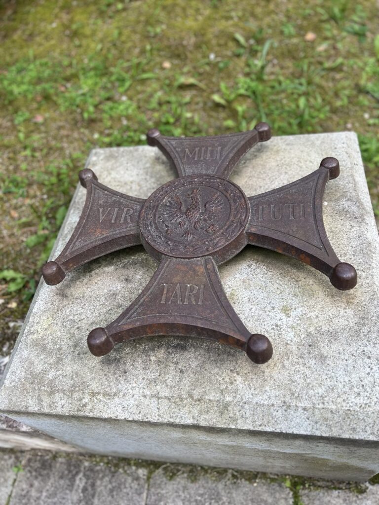 В Смоленске сняли барельеф польского воинского ордена «Виртути Милитари»