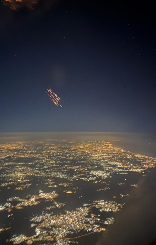 Летчик снял на фото рой иранских кассетных боеголовок в небе над Израилем