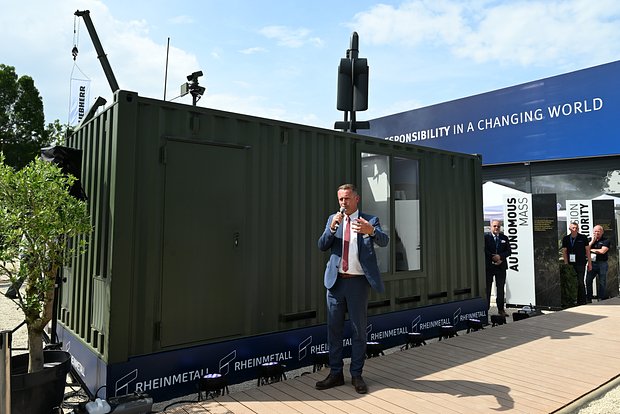 Rheinmetall снял на фото контейнер для запуска роя из 18 дронов-камикадзе