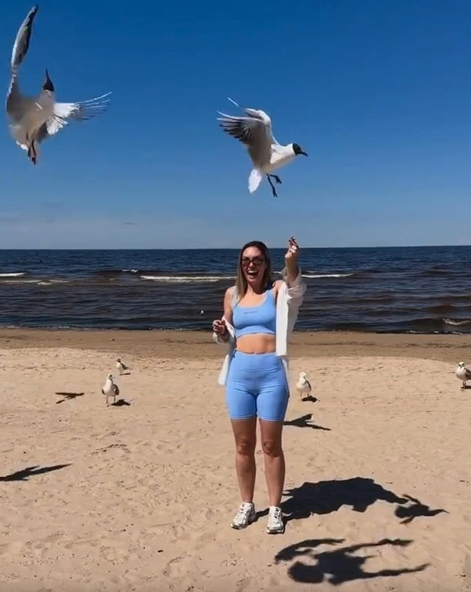 Агата Муцениеце показала фигуру после третьих родов на пляже в Риге